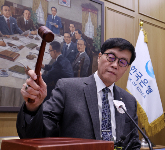 이창용 한국은행 총재가 25일 서울 중구 한국은행 본관에서 열린 금융통화위원회 본회의에서 의사봉을 두드리고 있다. [사진공동취재단]